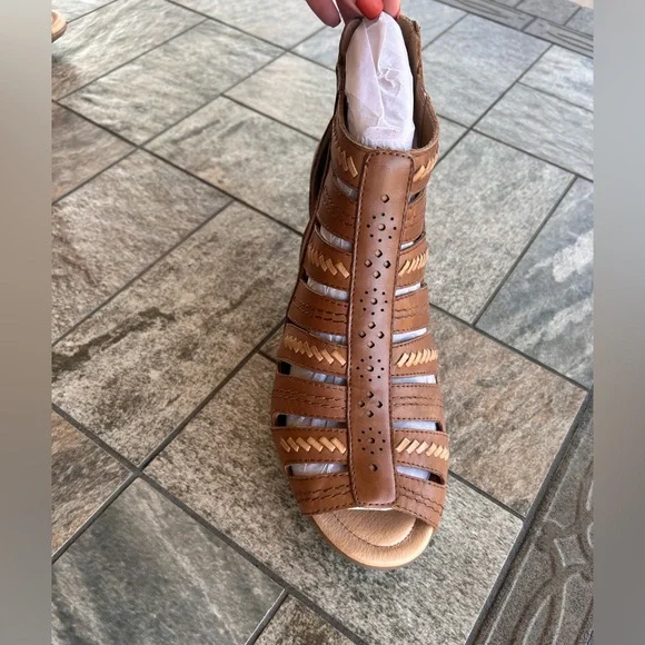 NWOB Earth Brand Zipper Sandals - Picture 6 of 10